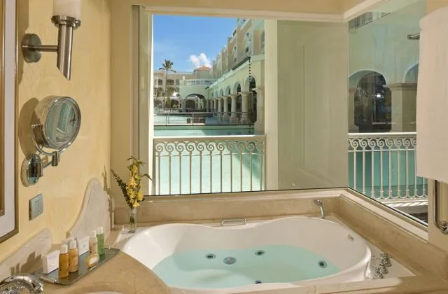 Iberostar Large Hotel Bavaro Punta Cana suite luxe jacuzzi
